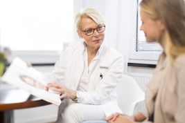 Frau Dr. O. Rödder-Wehrmann erklärt Patientin die unterschiedlichen dermatologischen Behandlungsmöglichkeiten.